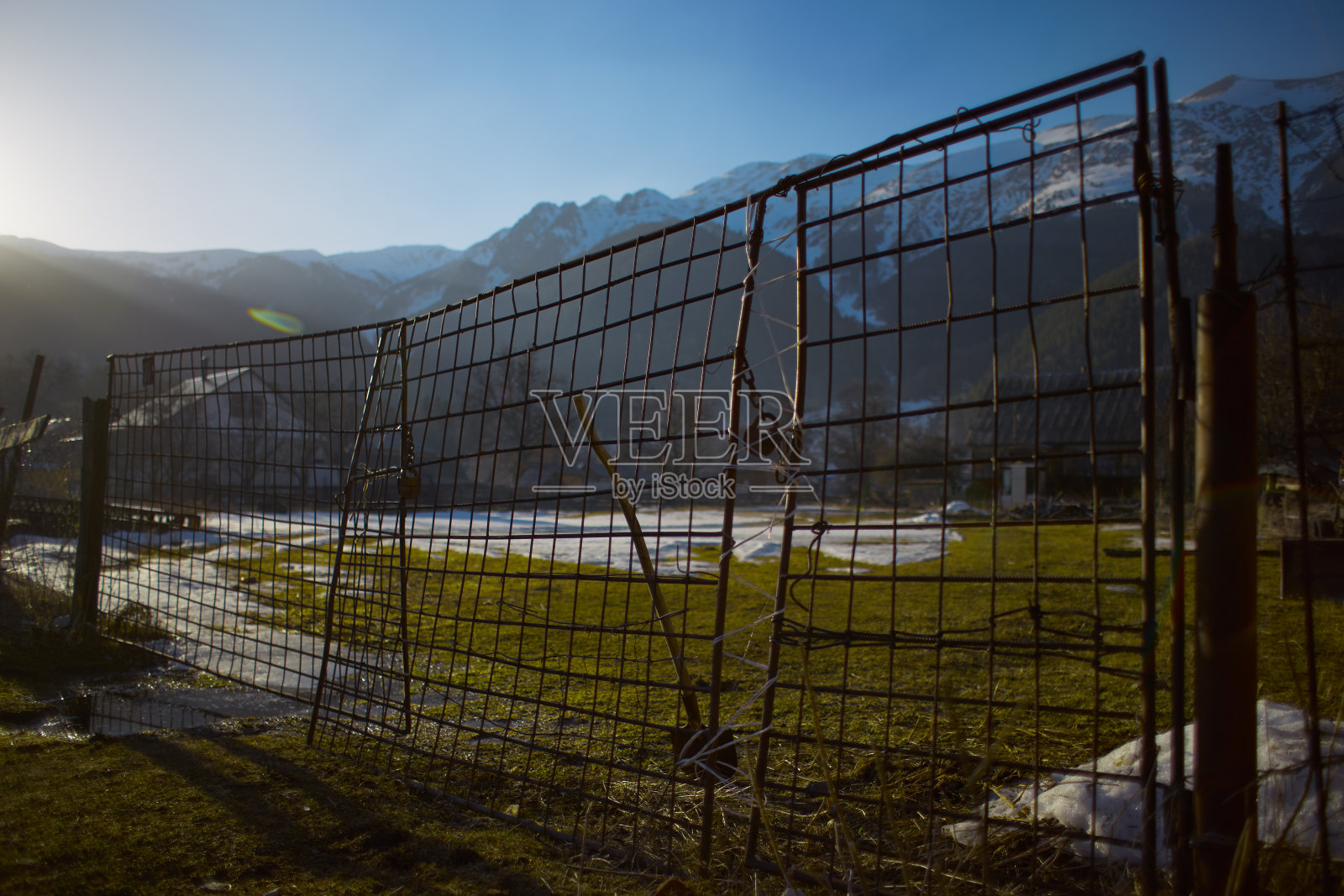 39、封山边界，积雪融化，锁上篱笆，绿草茵茵照片摄影图片