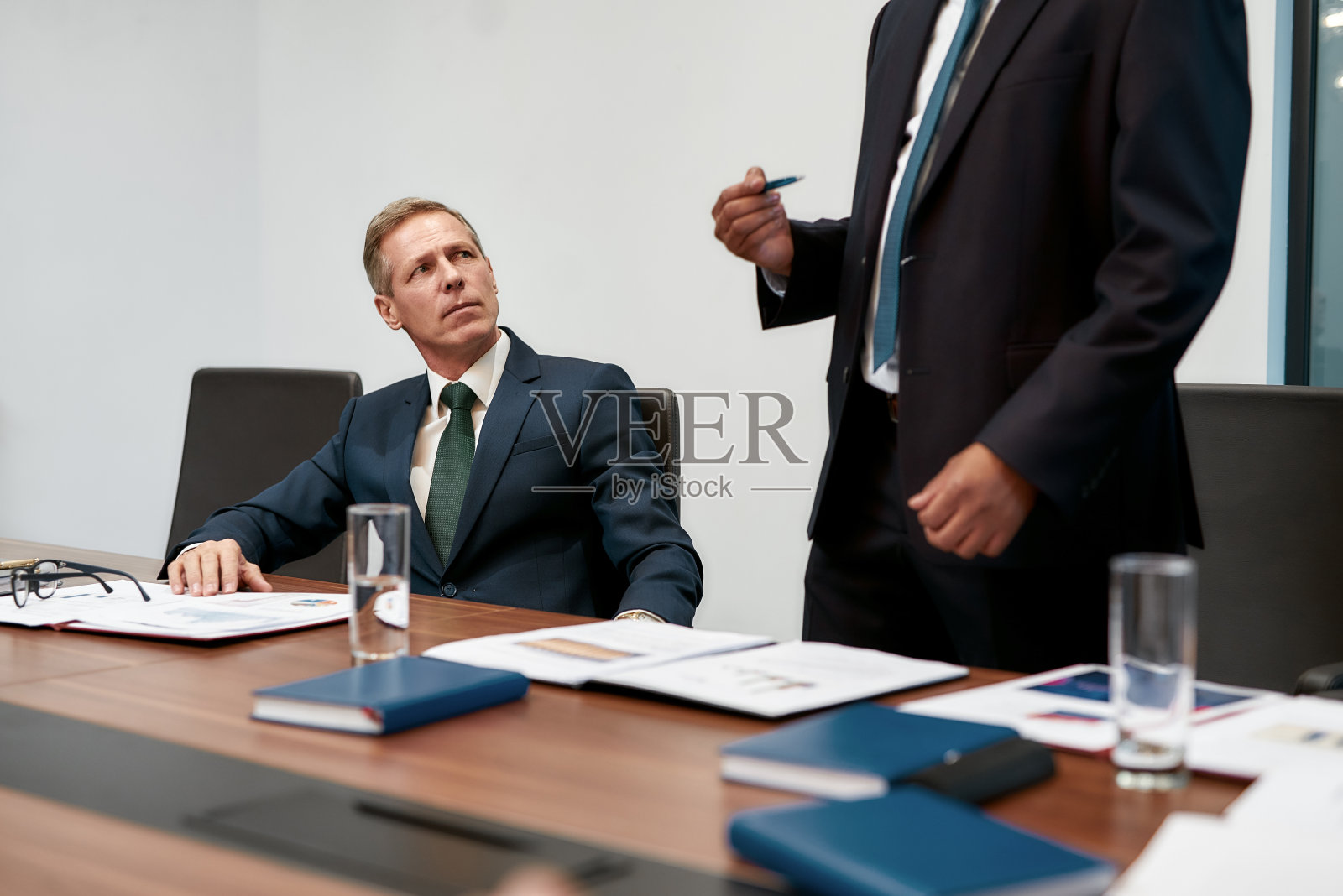 有趣的信息：办公室里专注的中年商人照片摄影图片