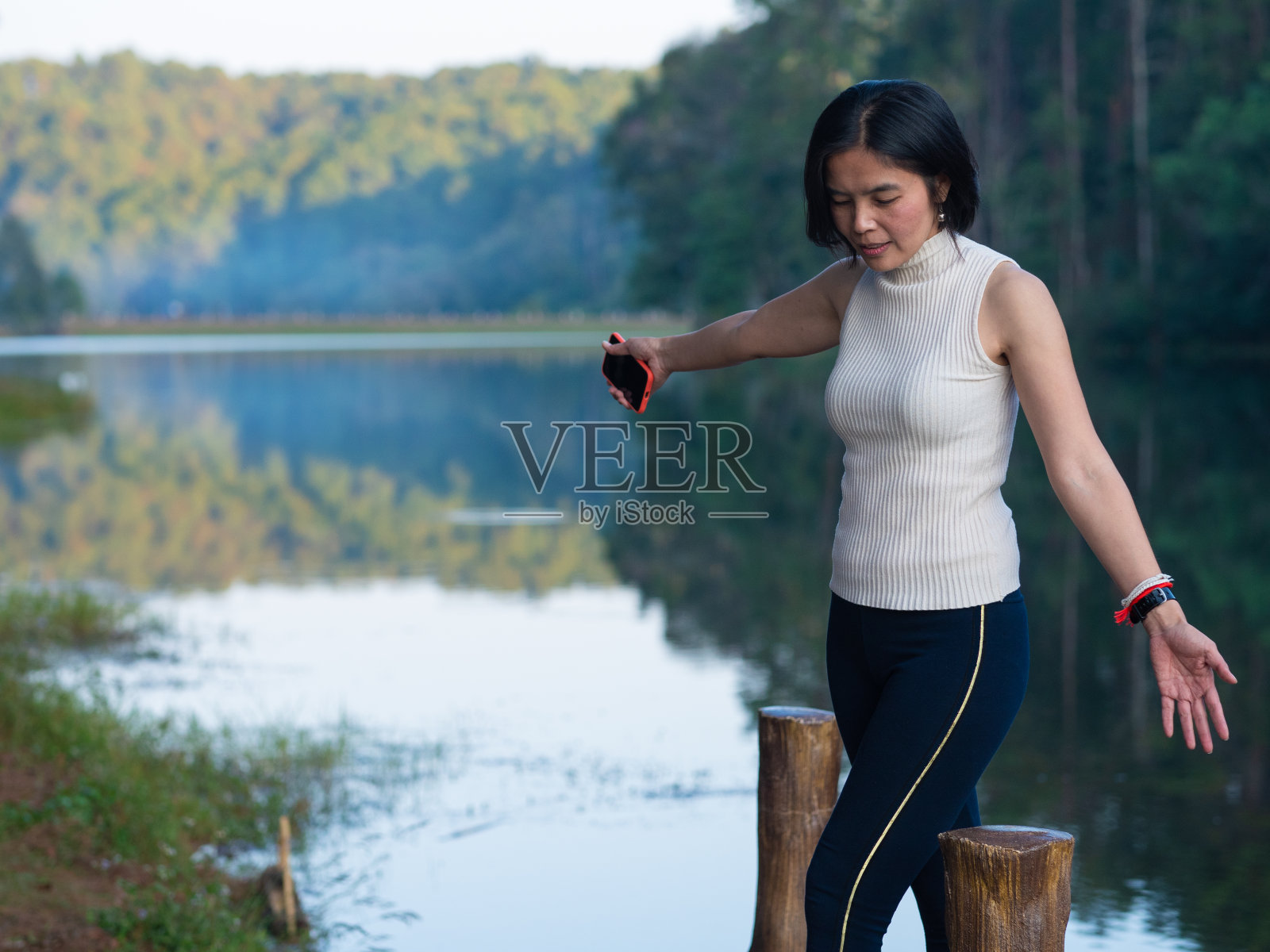 在湖边散步放松的女人照片摄影图片