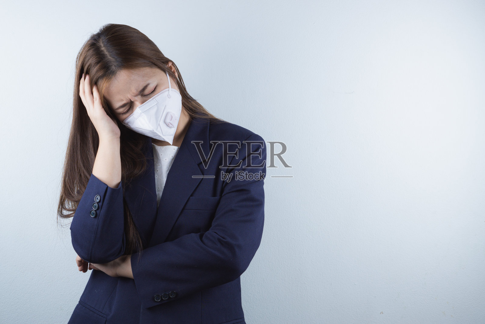 因冠状病毒和PM2.5而咳嗽的商务女性，冠状病毒和PM2.5空气污染概念照片摄影图片