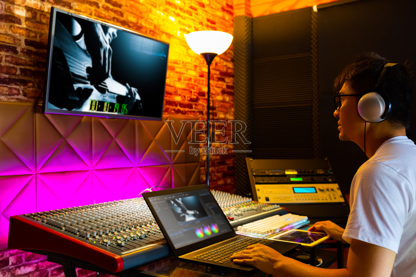 亚洲男性导演、剪辑师、制片人在后期制作工作室的电脑上编辑素材和电影调色照片摄影图片