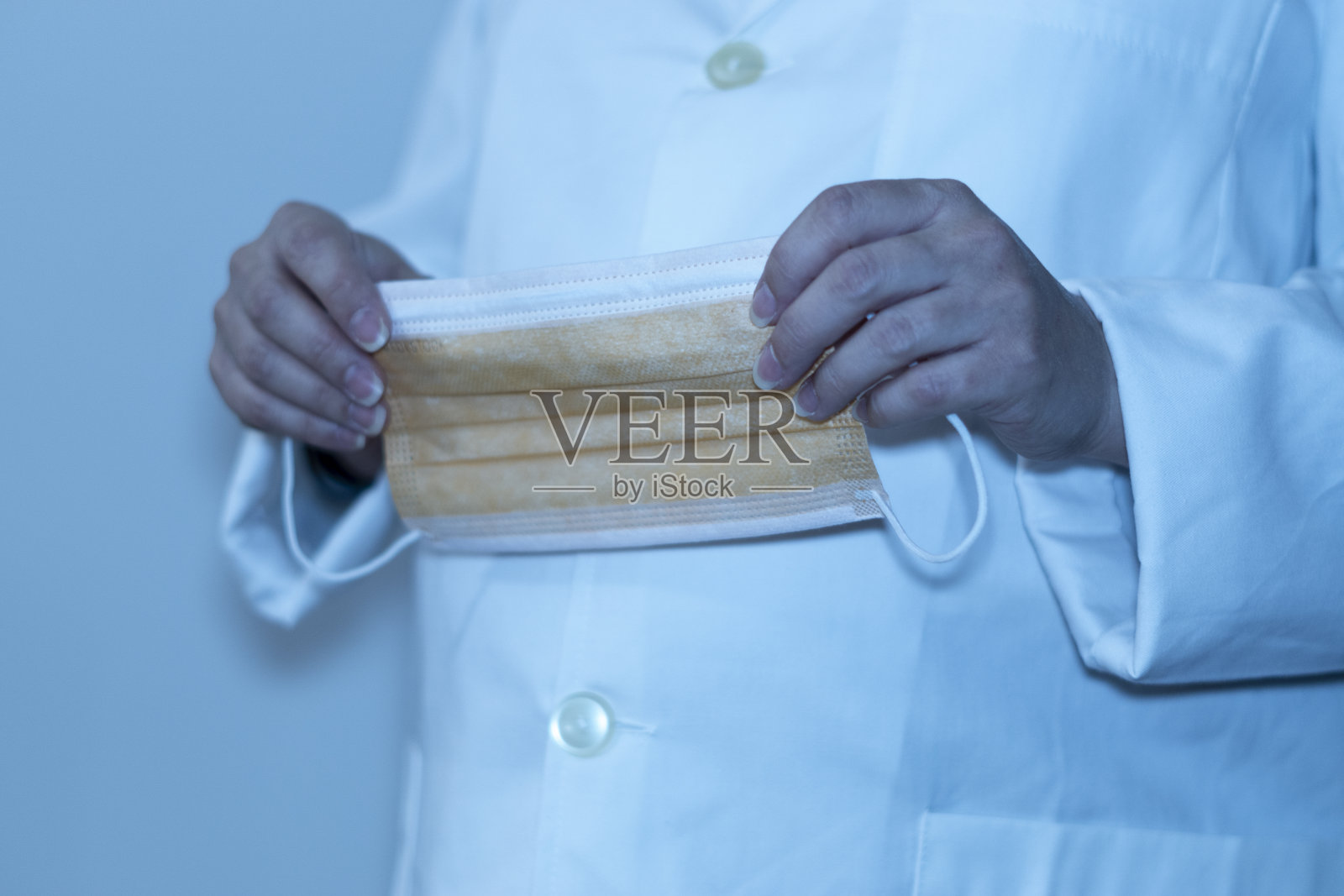 女医生使用预防冠状病毒的手段照片摄影图片