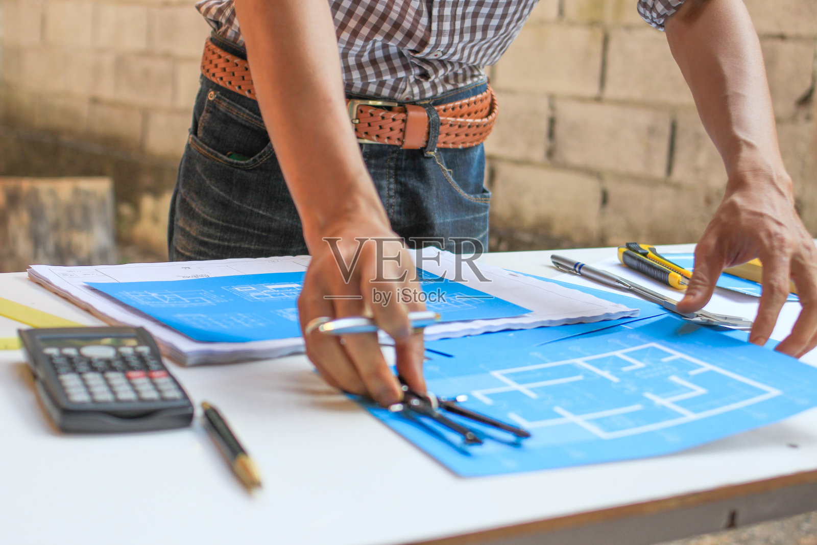 工程师和建筑师在施工现场绘制设计图照片摄影图片