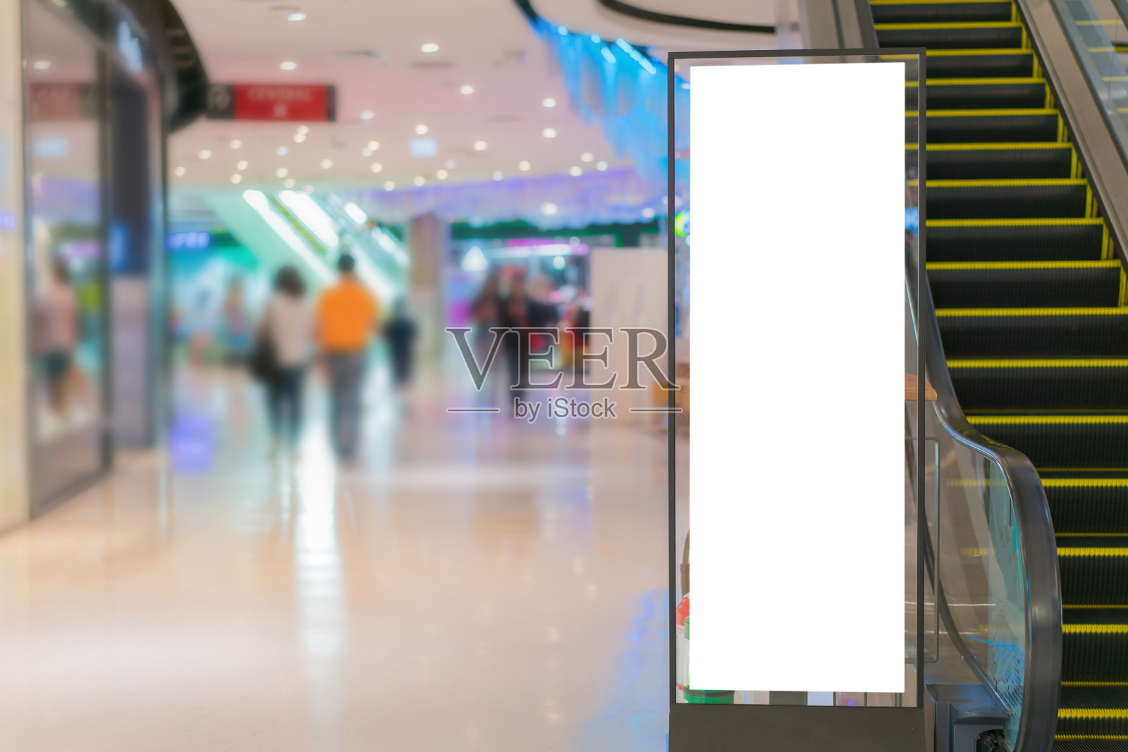 百货商店里有空白版面的广告牌或广告海报照片摄影图片