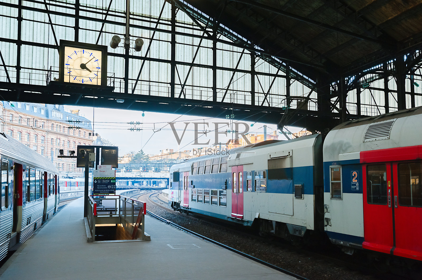 法国巴黎的圣拉扎尔火车站，空无一人照片摄影图片