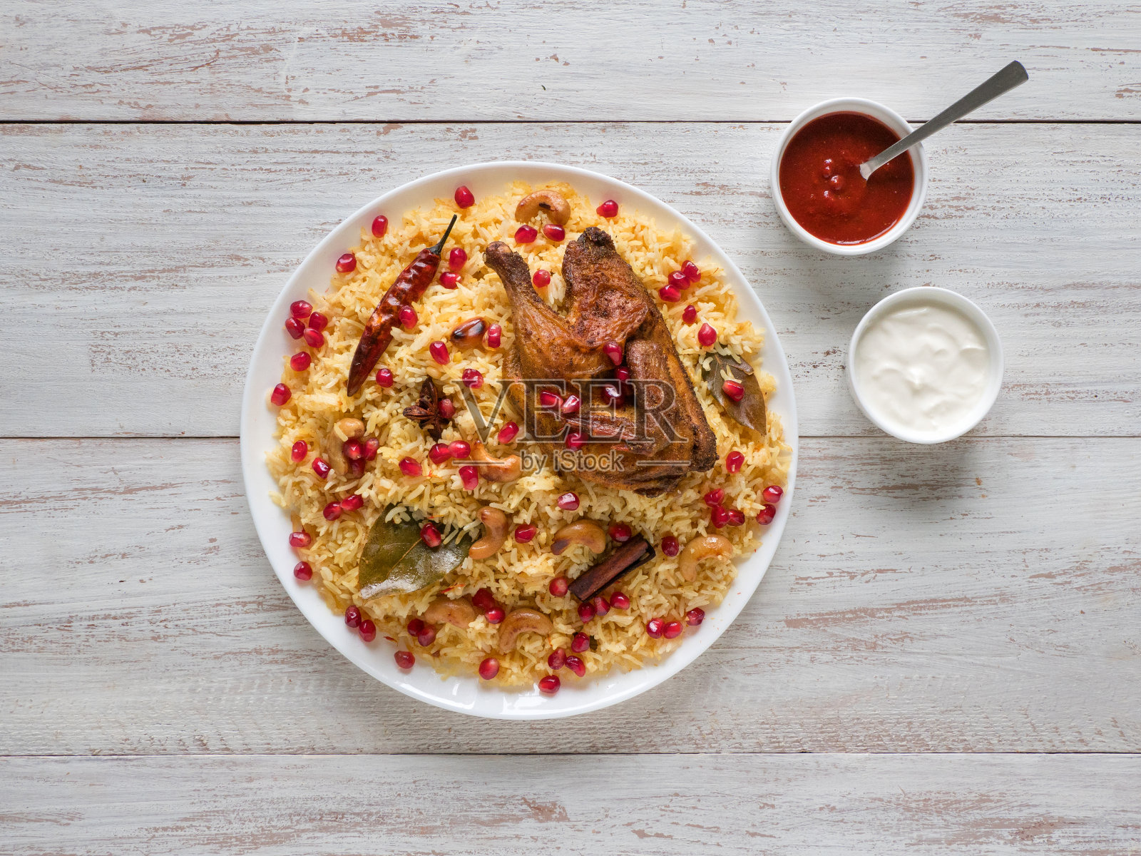 自制鸡肉手抓饭和阿拉伯卡布萨饭照片摄影图片