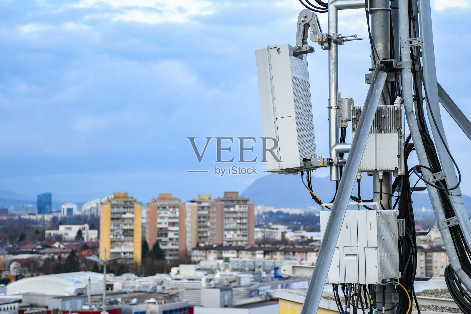 5G新型无线电信网络天线安装在一根金属杆上，提供强大的信号波照片摄影图片