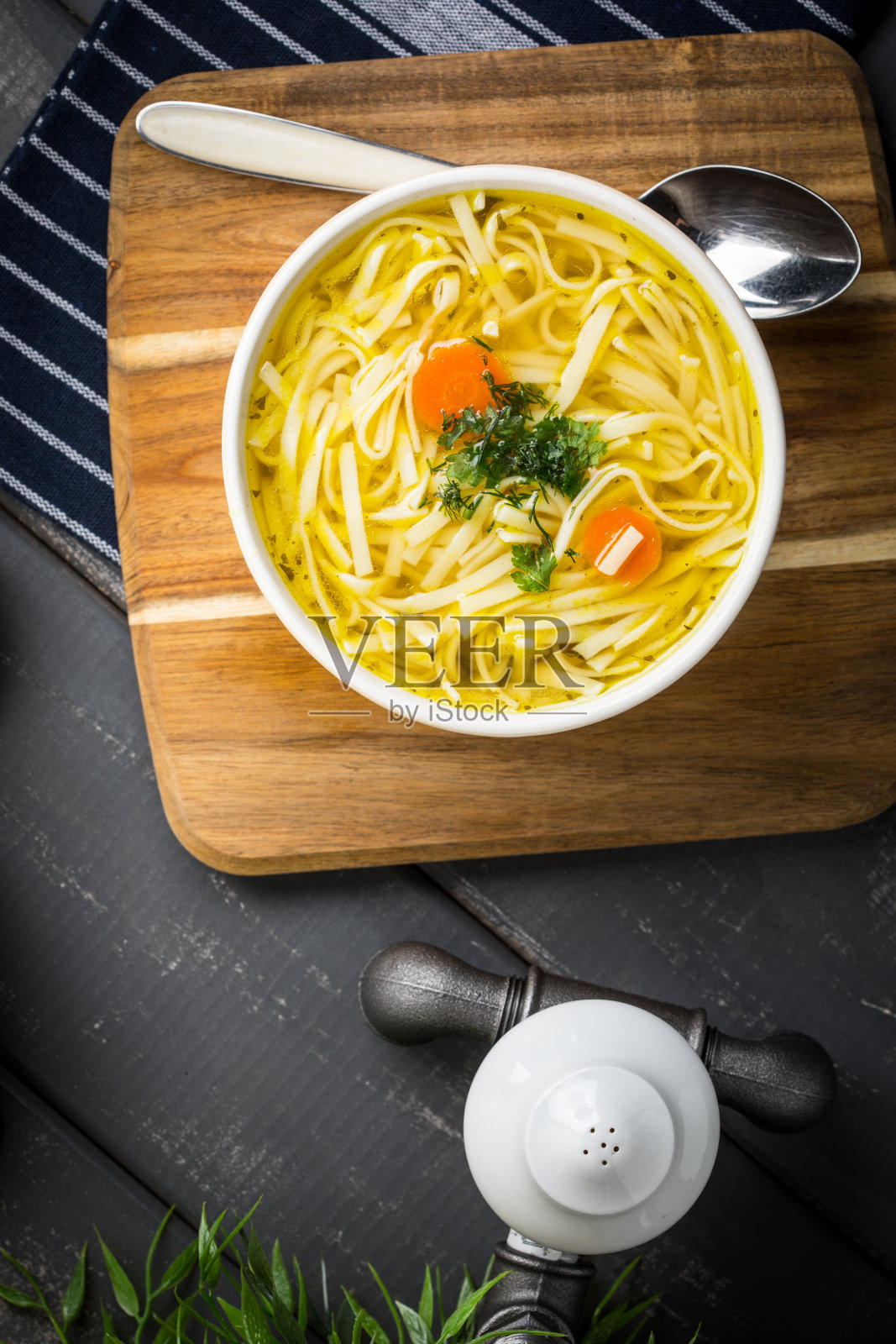 美味的肉汤和面条。照片摄影图片