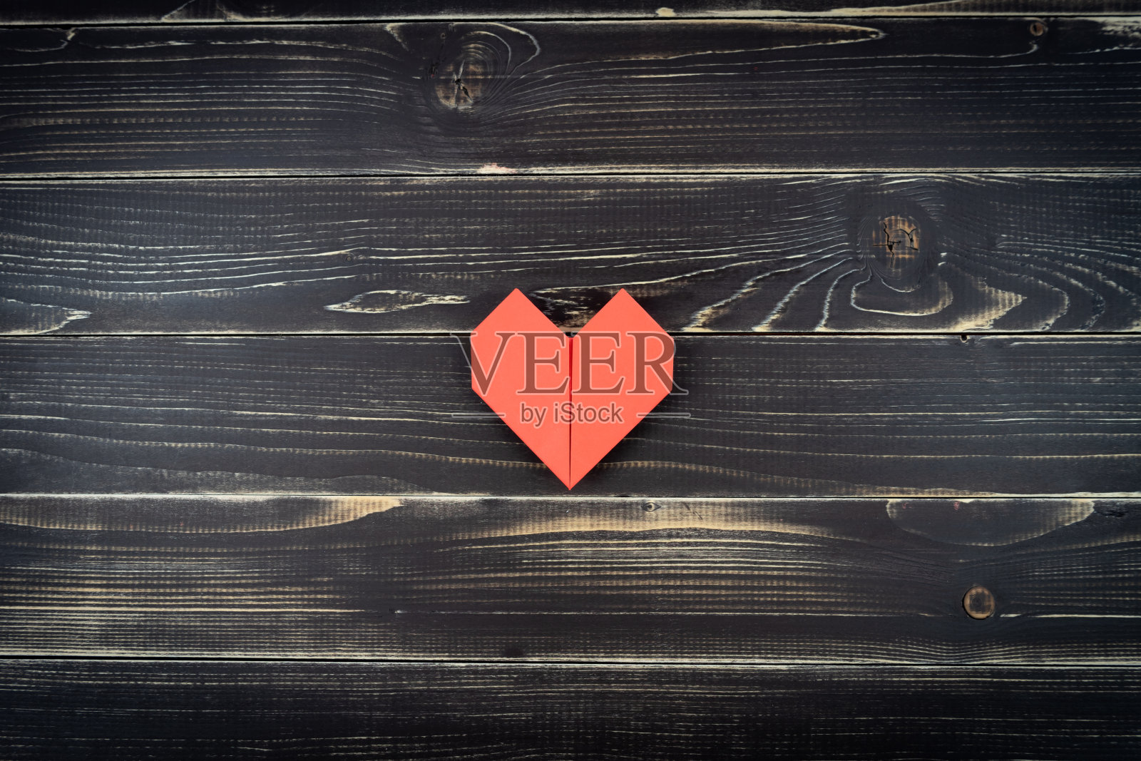 不同大小的红色折纸心照片摄影图片