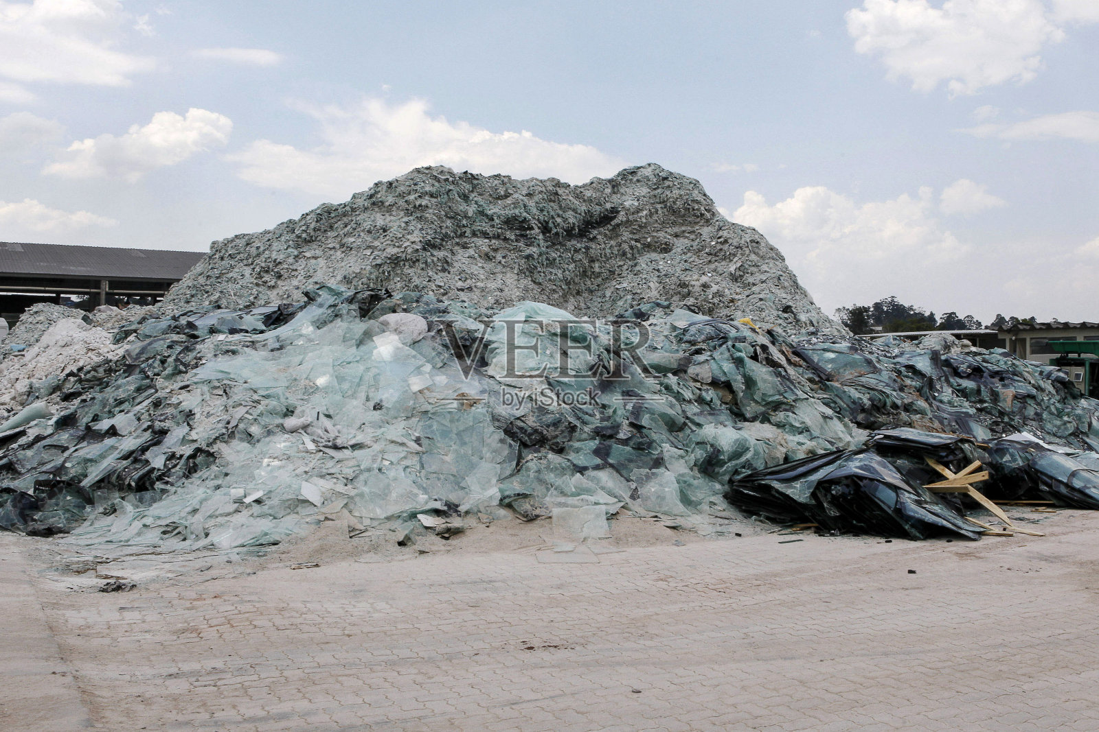 存放破碎的夹层玻璃照片摄影图片