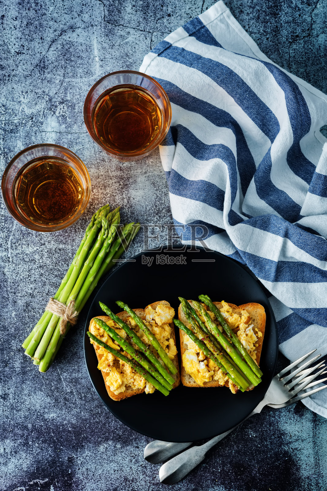炒蛋芦笋三明治配茶照片摄影图片