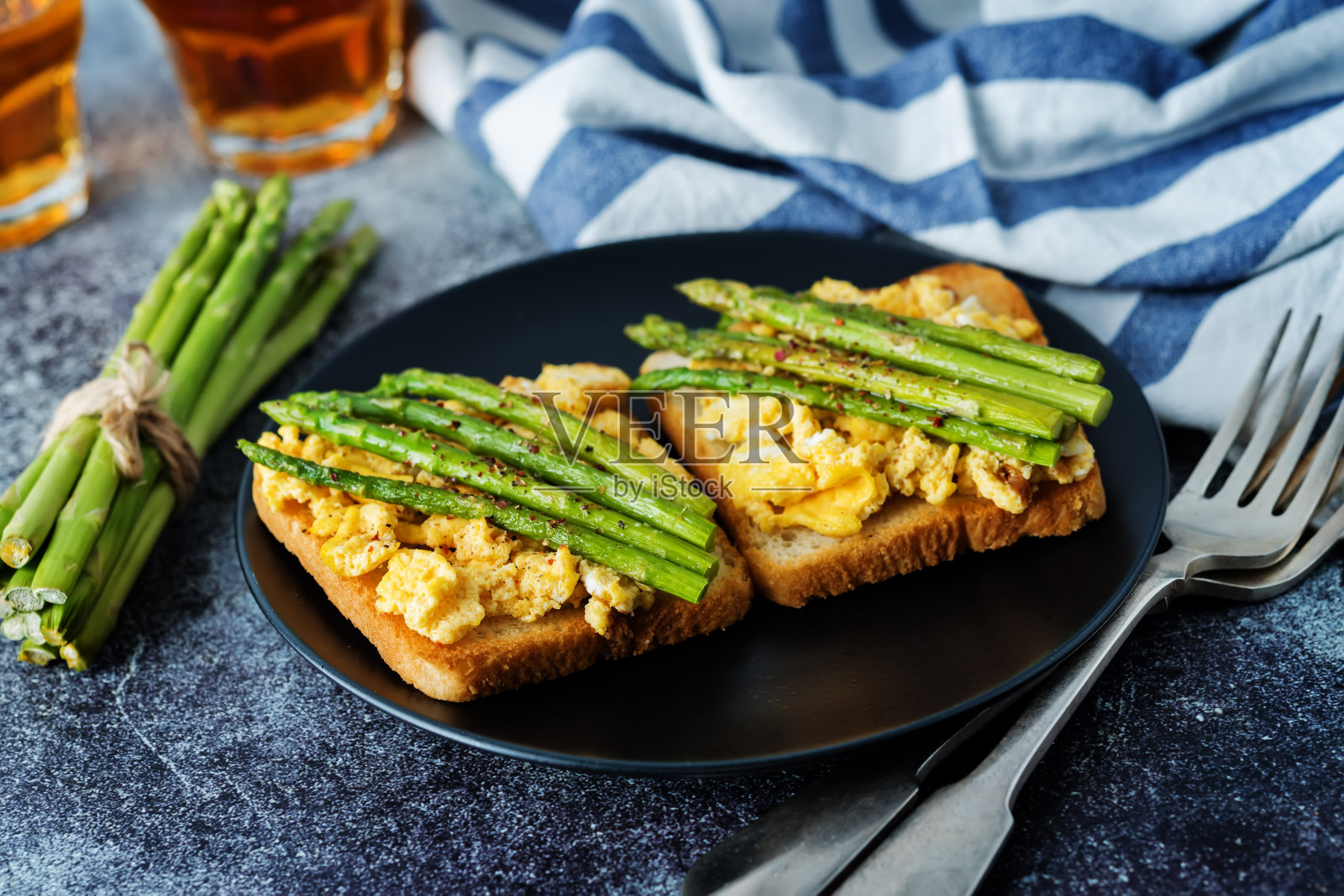 炒蛋芦笋三明治配茶照片摄影图片