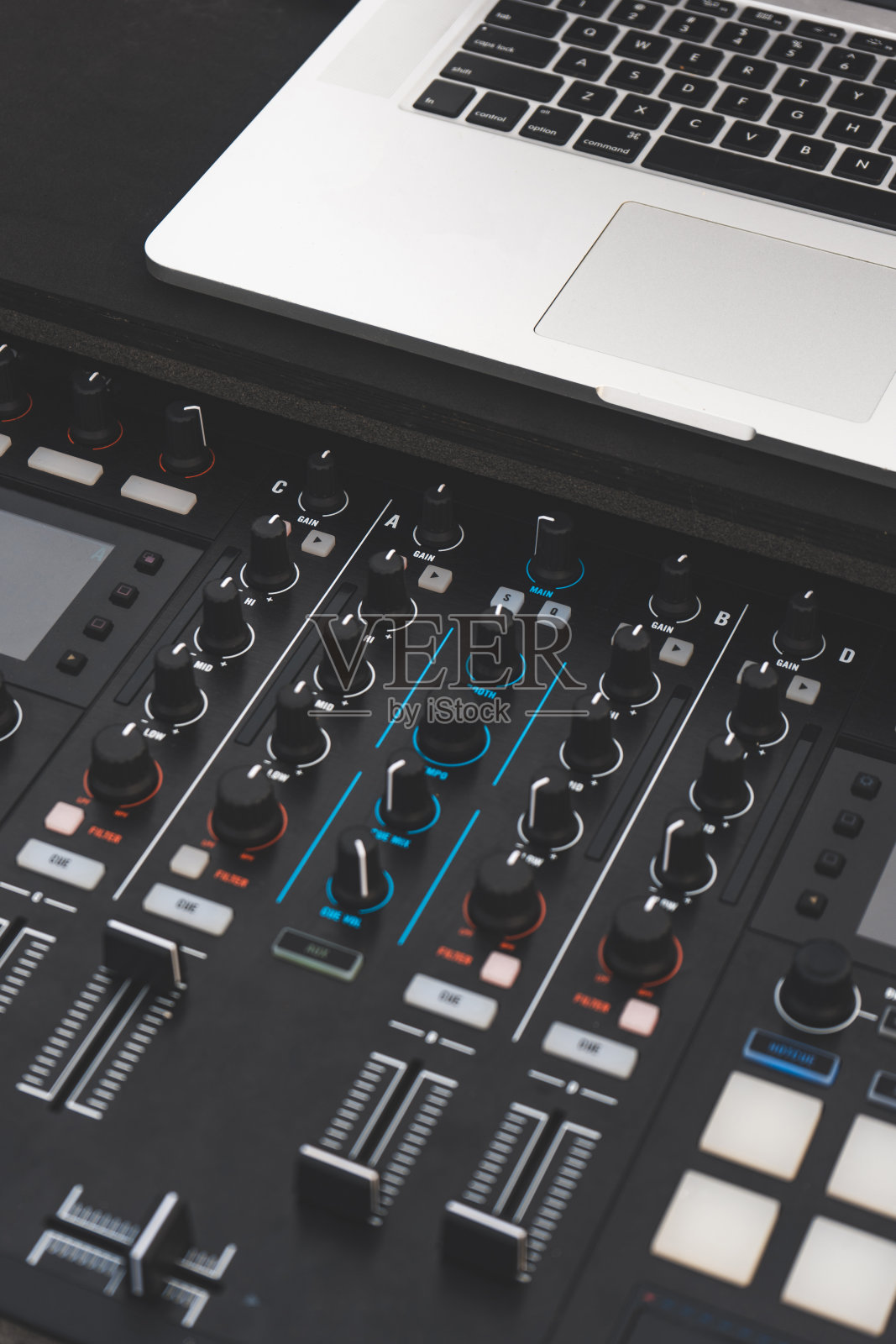 一个DJ在咖啡馆派对上播放音乐的特写照片摄影图片