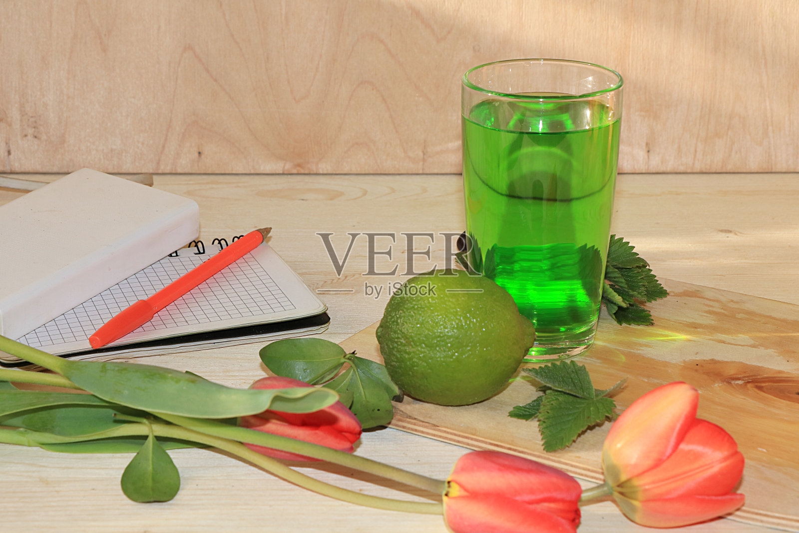 家庭办公和远程办公，牛油果柑橘汁和笔记本放在一张木桌上。解毒的概念，饮食和减肥，自然营养，增加身体的免疫防御病毒照片摄影图片