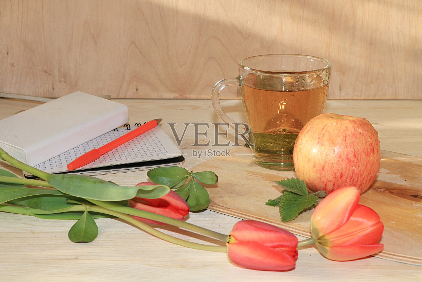 家庭办公和远程办公，苹果汁和笔记本放在木桌上。解毒的概念，饮食和减肥，自然营养，增加身体的免疫防御病毒照片摄影图片