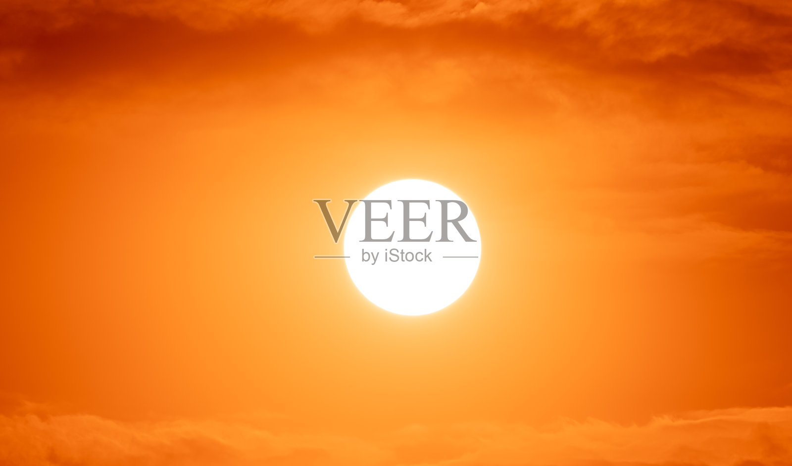 红色的日落和云在金色的天空背景照片摄影图片