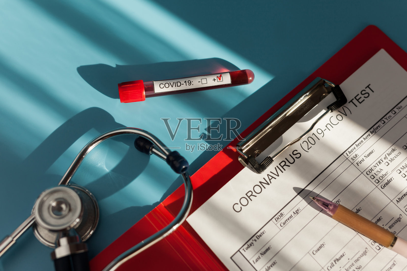 新型快速传播冠状病毒血液检测呈阳性照片摄影图片