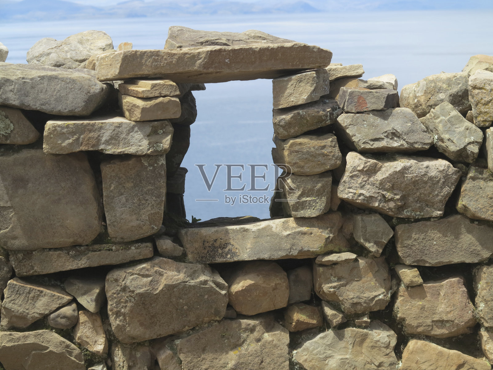 喀喀湖上的旧建筑照片摄影图片