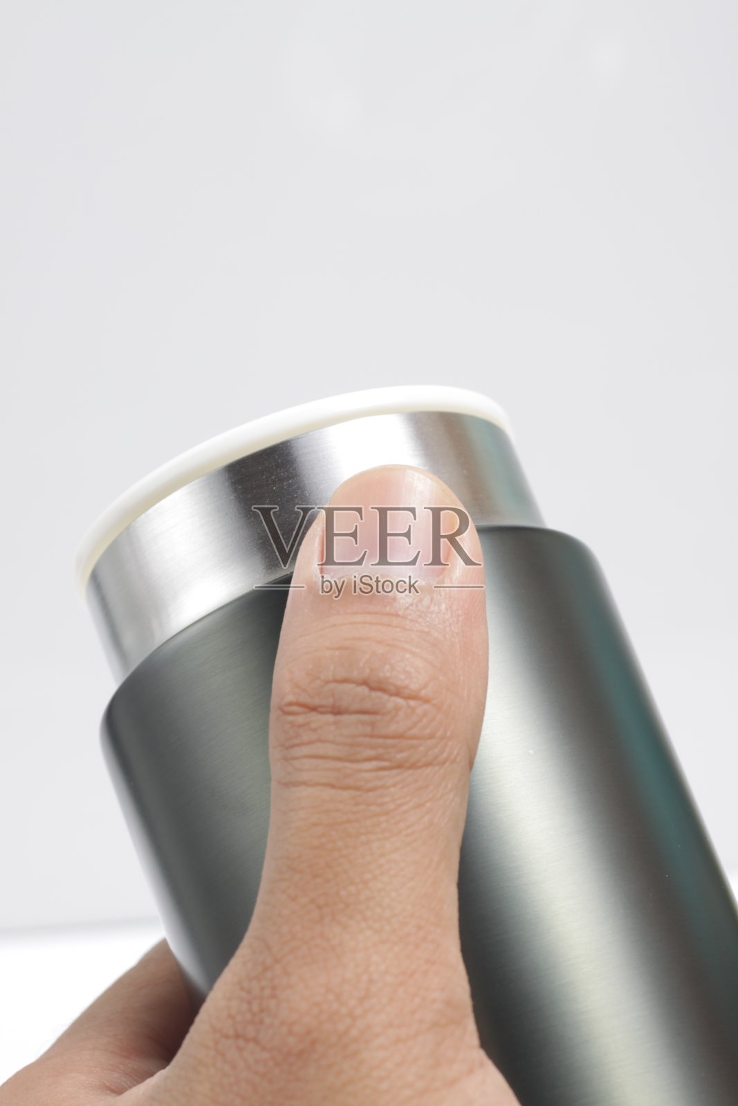 金属黑色绝缘tumbler在白色孤立的背景照片摄影图片