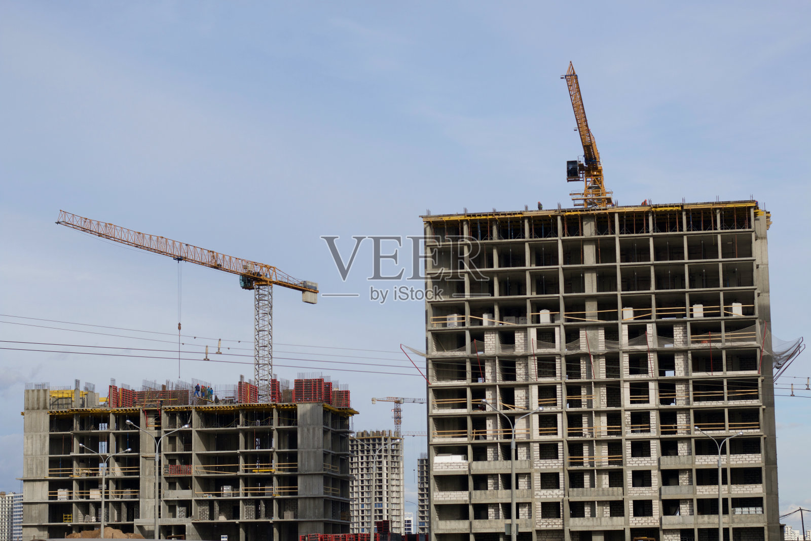 正在建设的高层建筑。钢筋混凝土框架。开始安装双层玻璃窗。可见建筑起重机。照片摄影图片