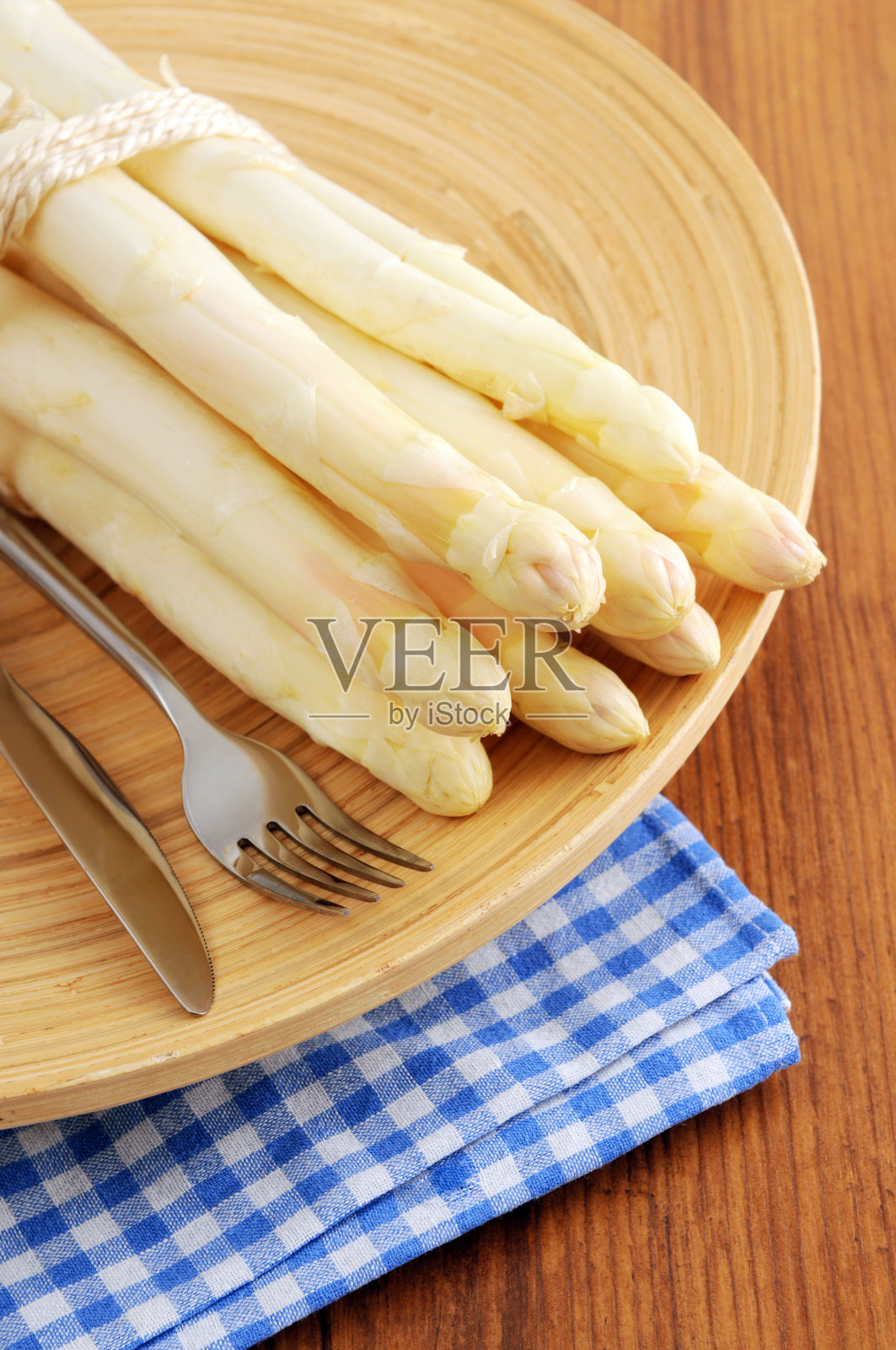 一箩筐新鲜白芦笋。照片摄影图片