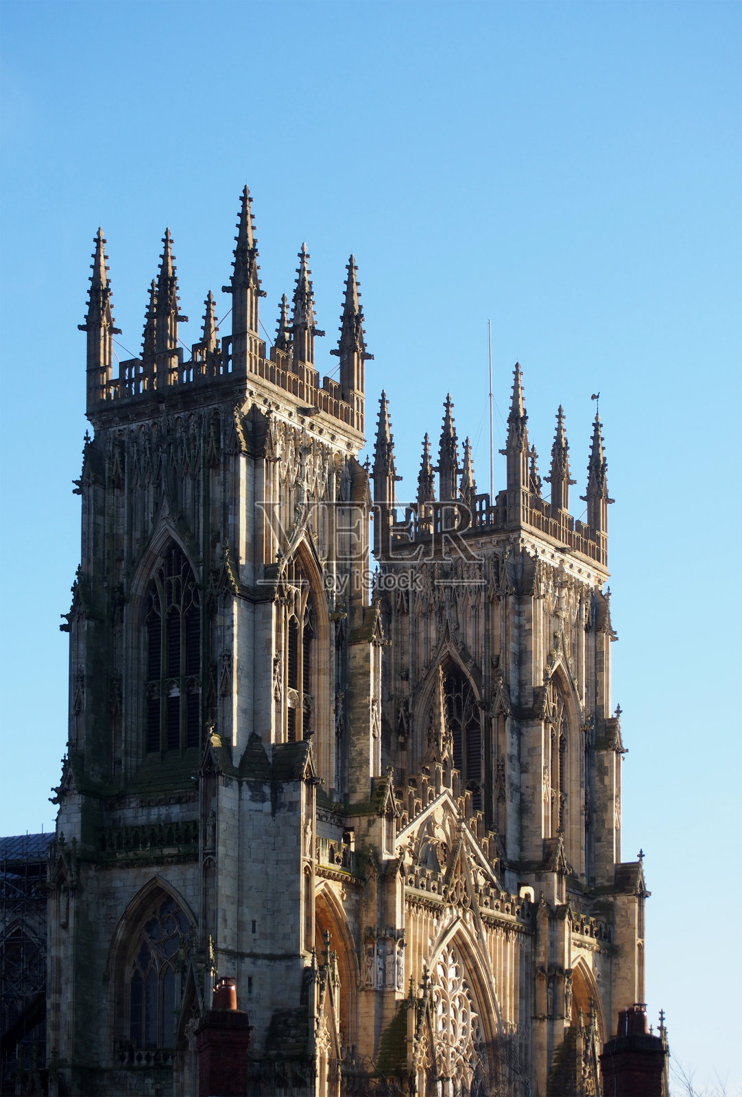 阳光下的约克大教堂前面的塔楼照片摄影图片