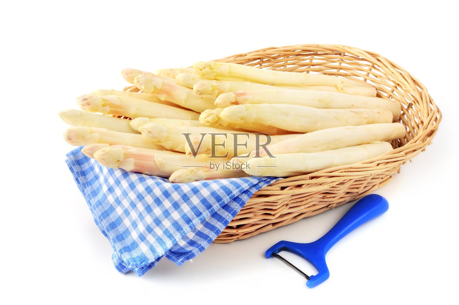 一箩筐新鲜白芦笋。孤立的背景。照片摄影图片