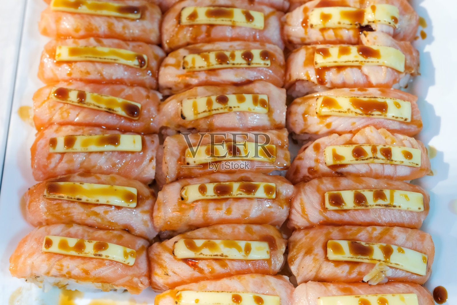 盘上的三文鱼片照片摄影图片