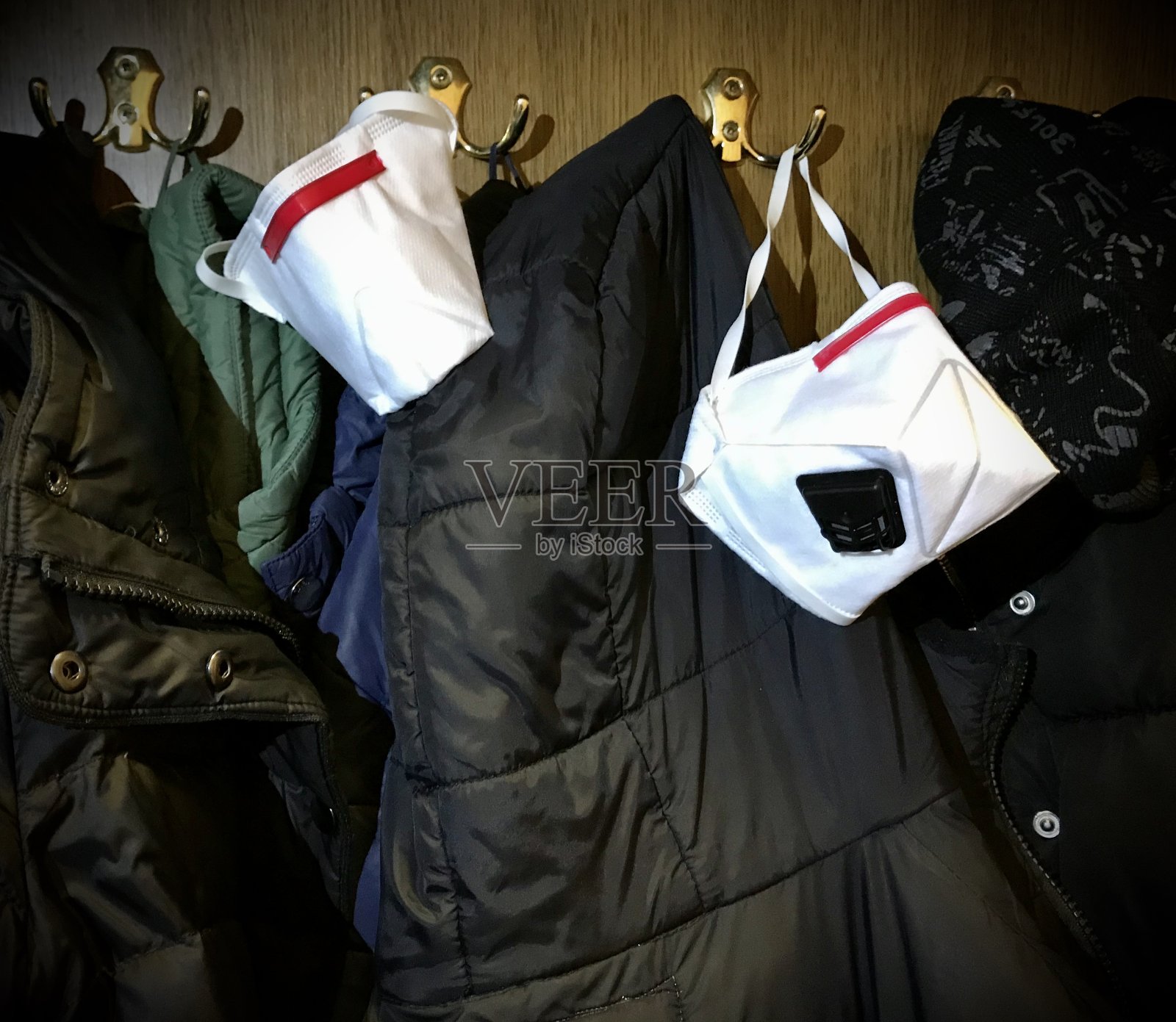 日常的衣服。医学的面具。医疗辅助。照片摄影图片