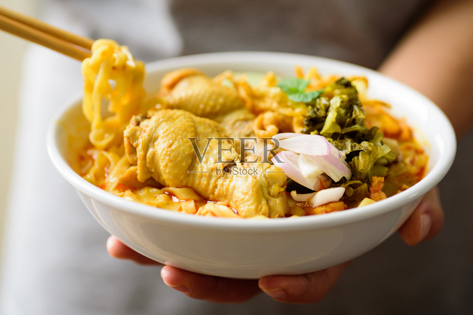 泰国北部风味，辣咖喱面配鸡肉汤照片摄影图片