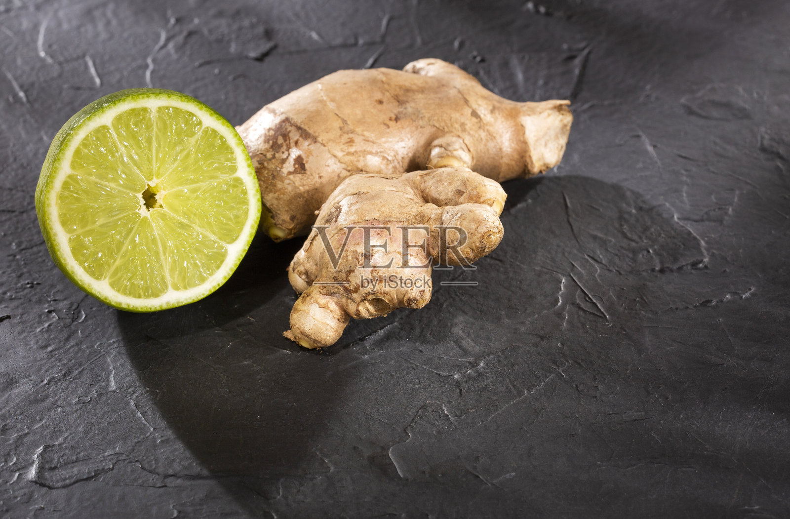 生姜-新鲜的生姜根和酸橙照片摄影图片