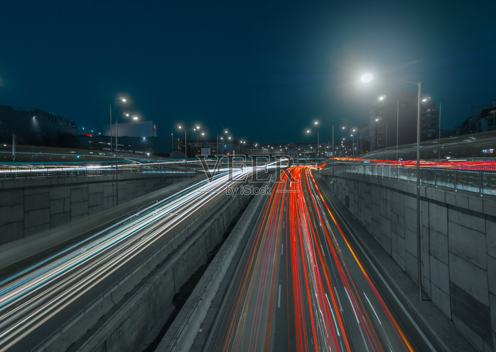 红色和白色的灯光在高速公路上的汽车在夜晚的城市景观的背景照片摄影图片