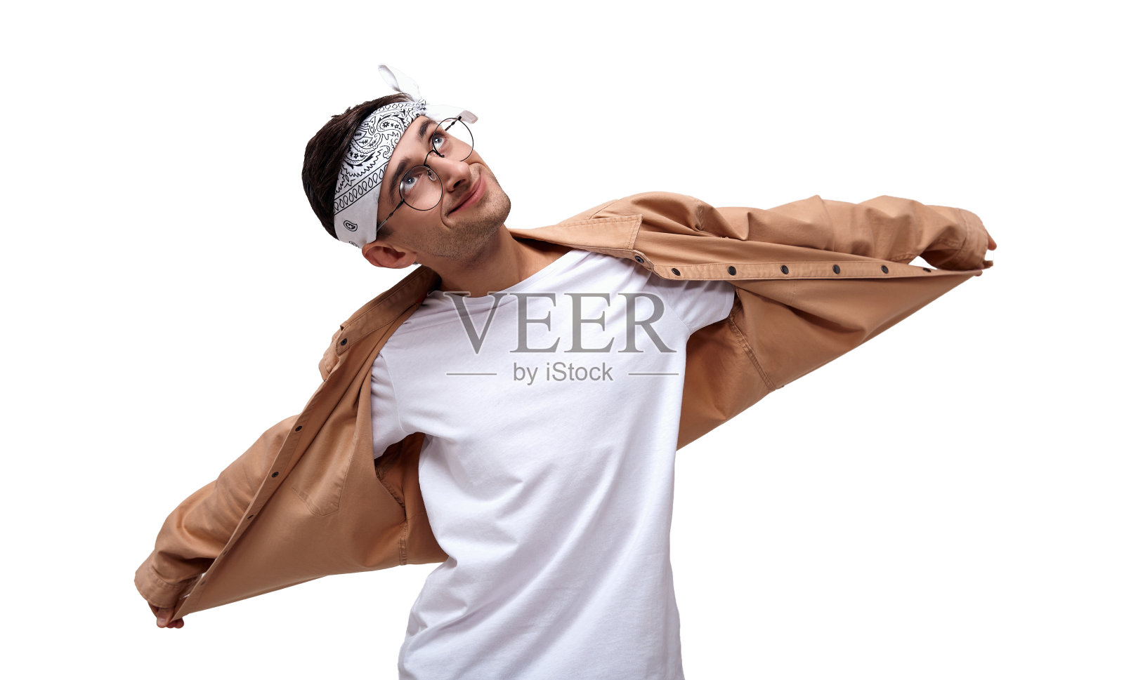 快乐的快乐的男人，衬衫敞开，白色背景，孤立。照片摄影图片