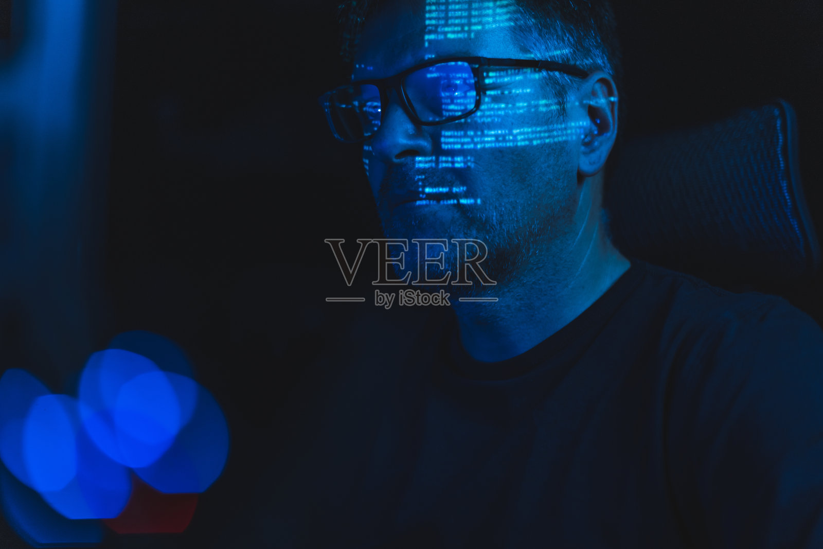 坐着看屏幕照片摄影图片