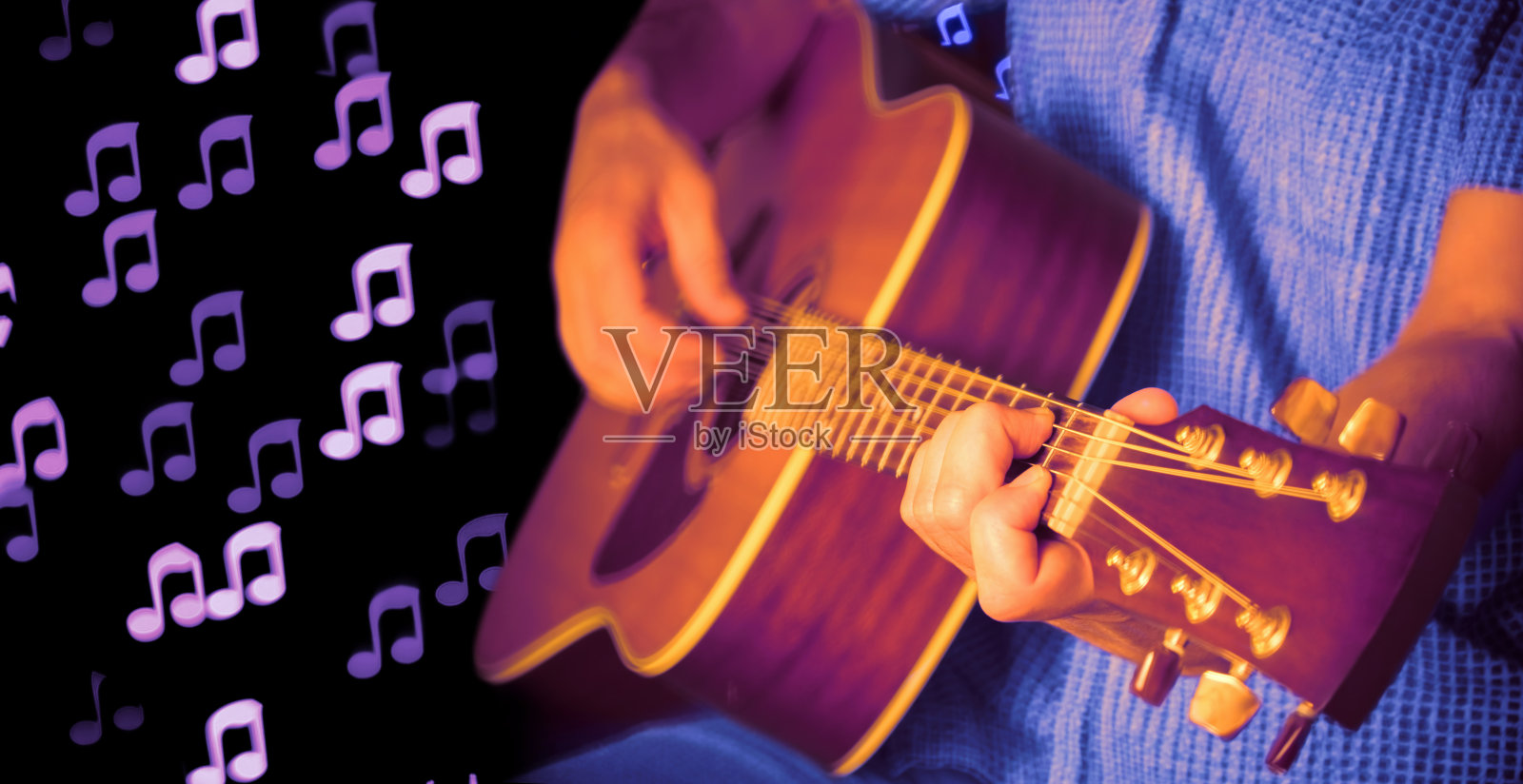 一名男子在音乐会上弹奏原声吉他(美丽的散音)照片摄影图片