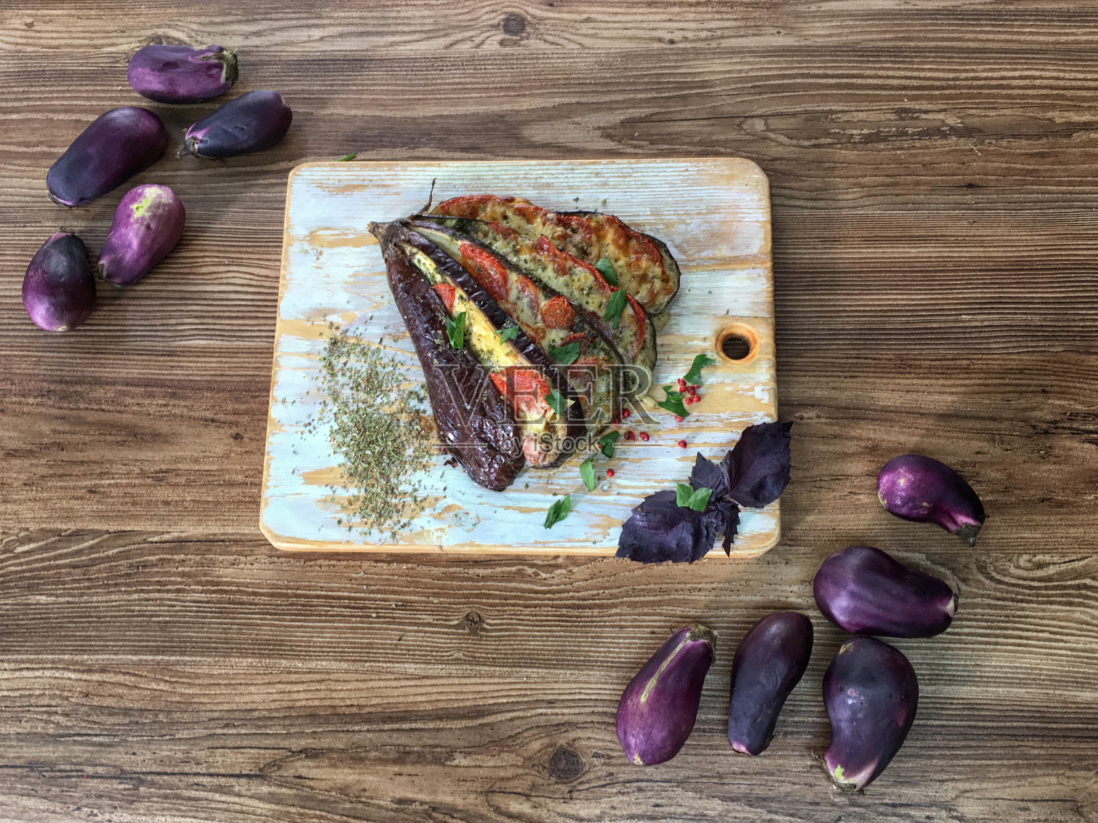 素烤茄子配香料。烤箱油炸。照片摄影图片