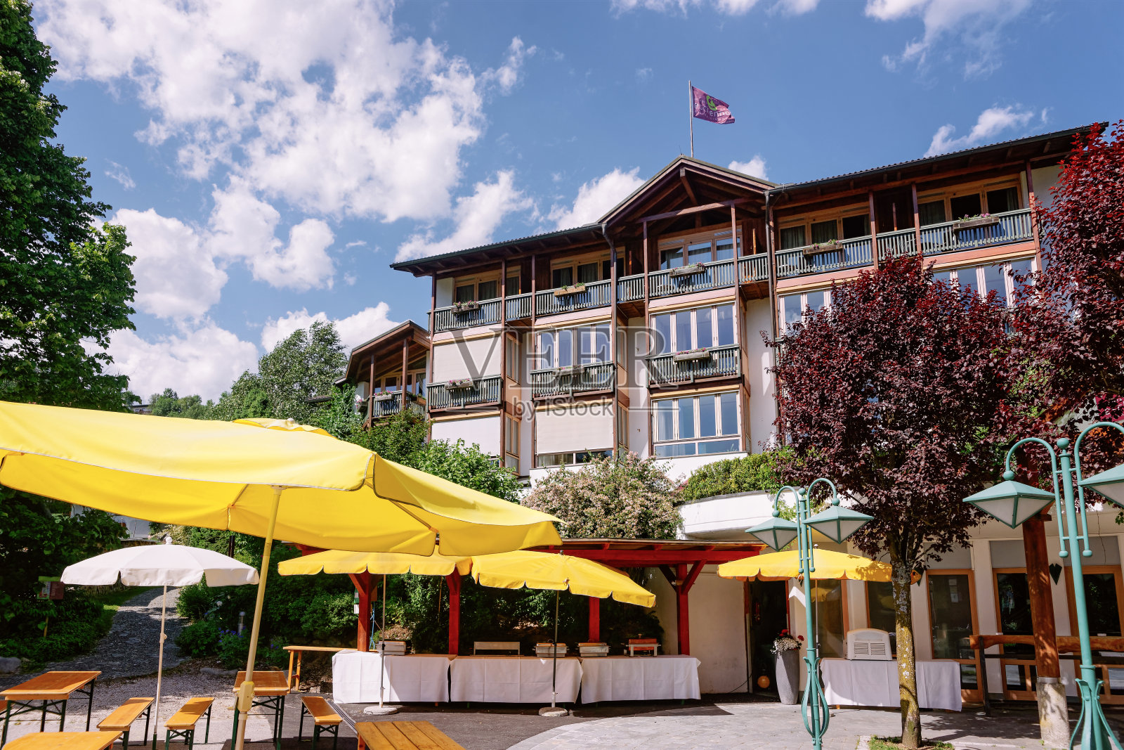 带雨伞、桌椅的Bad Kleinkirchheim街头餐厅照片摄影图片