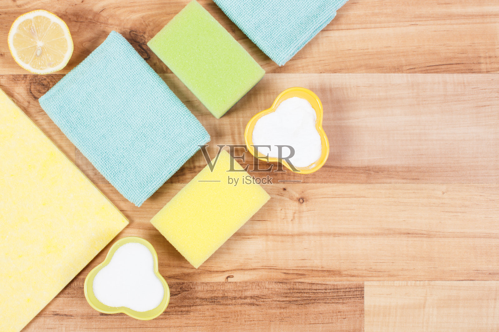 家用配件和天然无毒清洁剂，用于清洁不同的表面，文本复制空间照片摄影图片