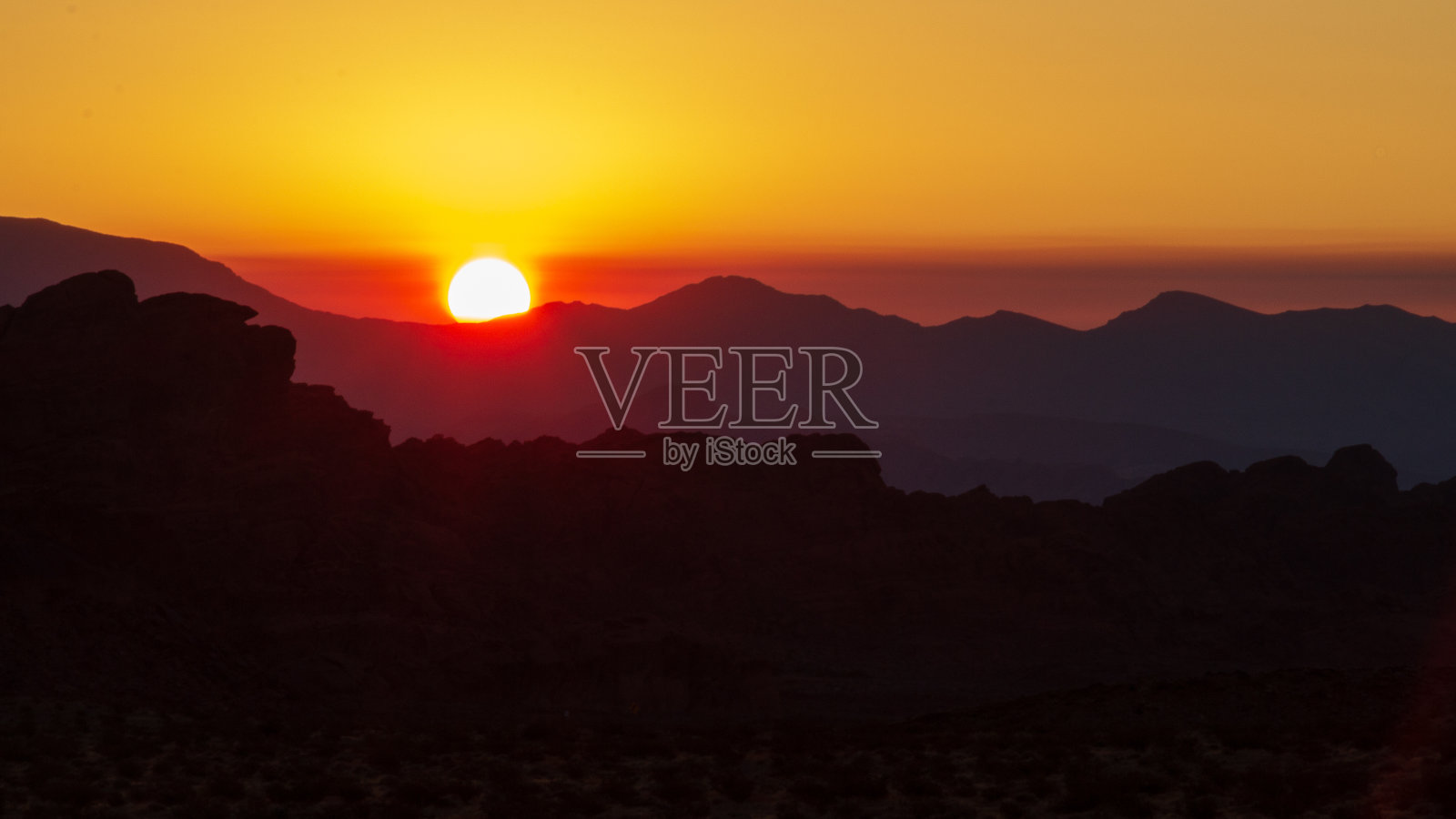 橙色和红色的日出在内华达州火谷州立公园的沙漠中显现照片摄影图片