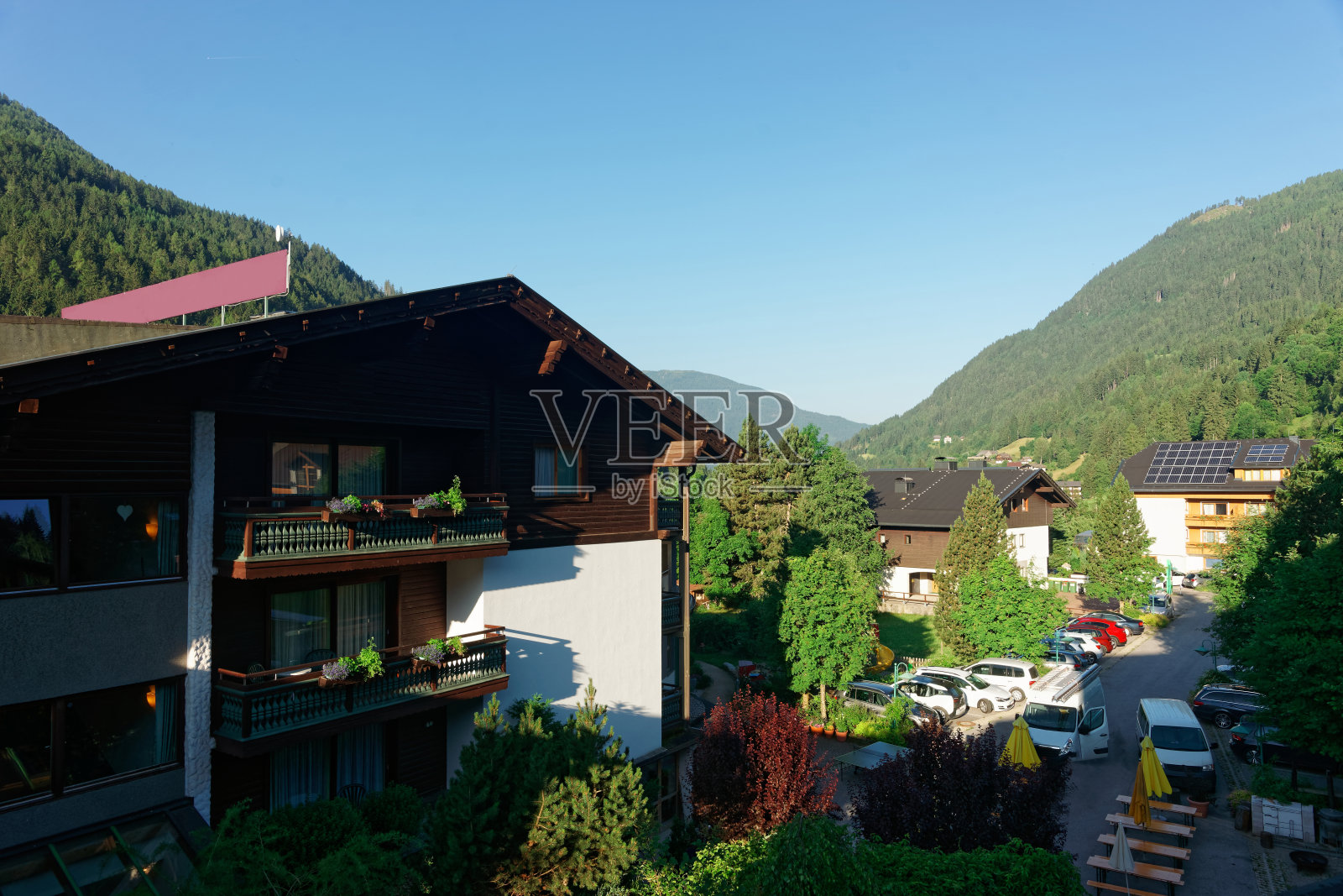 酒店度假地产与街道停车场景观照片摄影图片