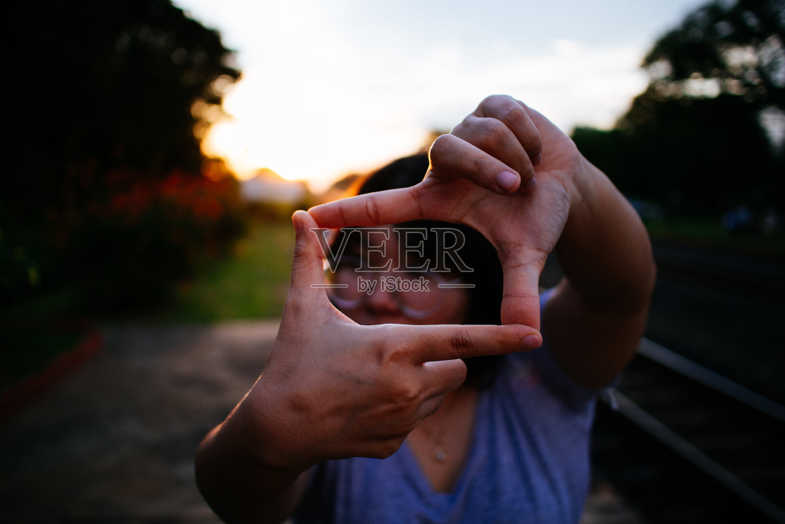 快乐的泰国女孩与日落美景照片摄影图片