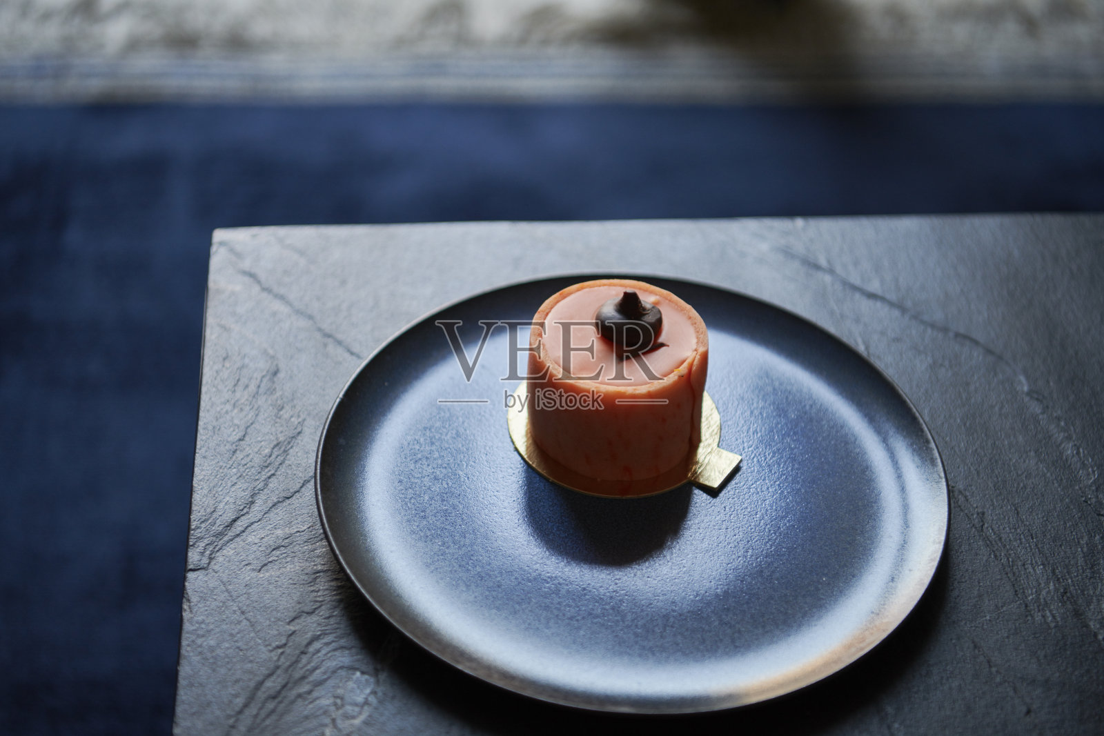 蓝色盘子里的橙色蛋糕照片摄影图片