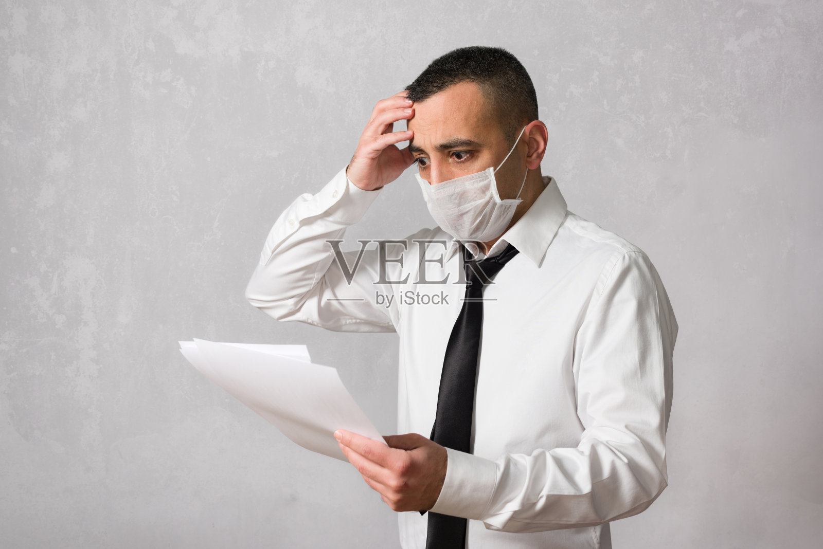 因冠状病毒威胁业务而沮丧的商人肖像照片摄影图片