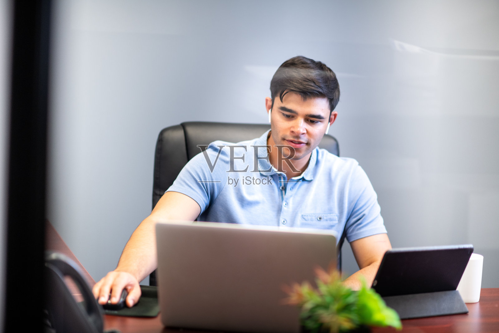 演示者在办公室会议中使用数字设备照片摄影图片