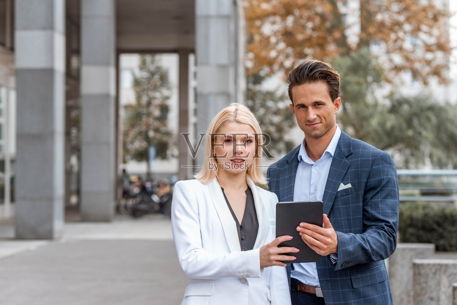 一个年轻的成年商人和女商人的肖像照片摄影图片