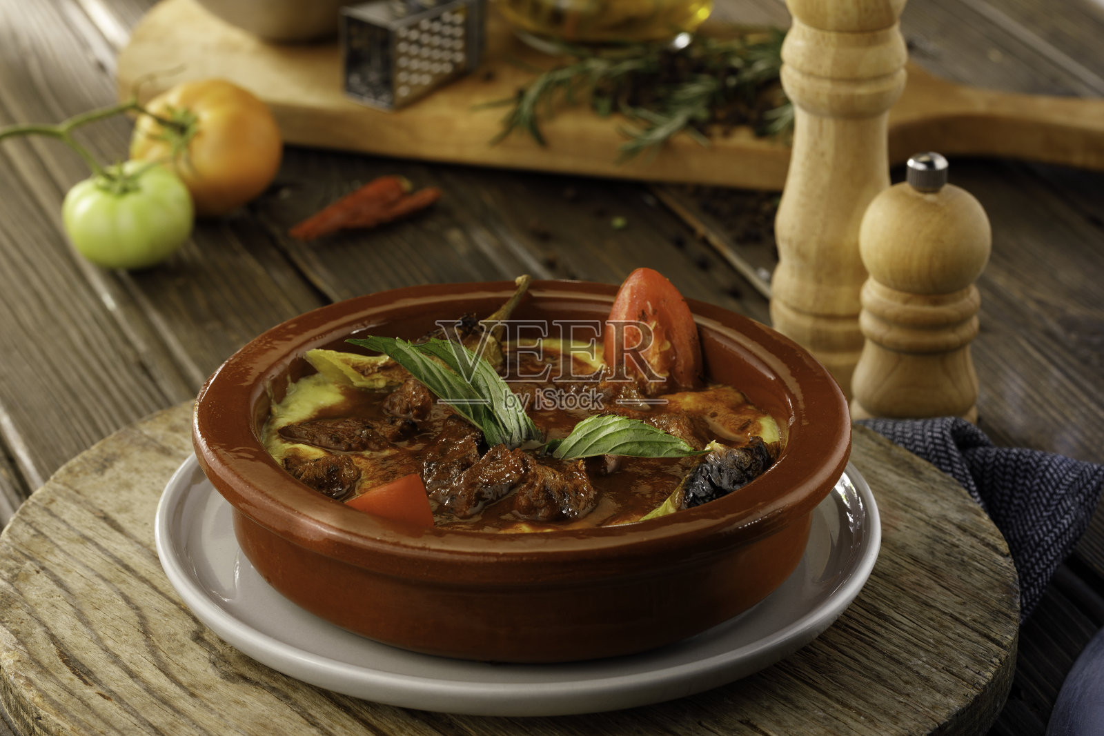 传统的肉菜砂锅照片摄影图片