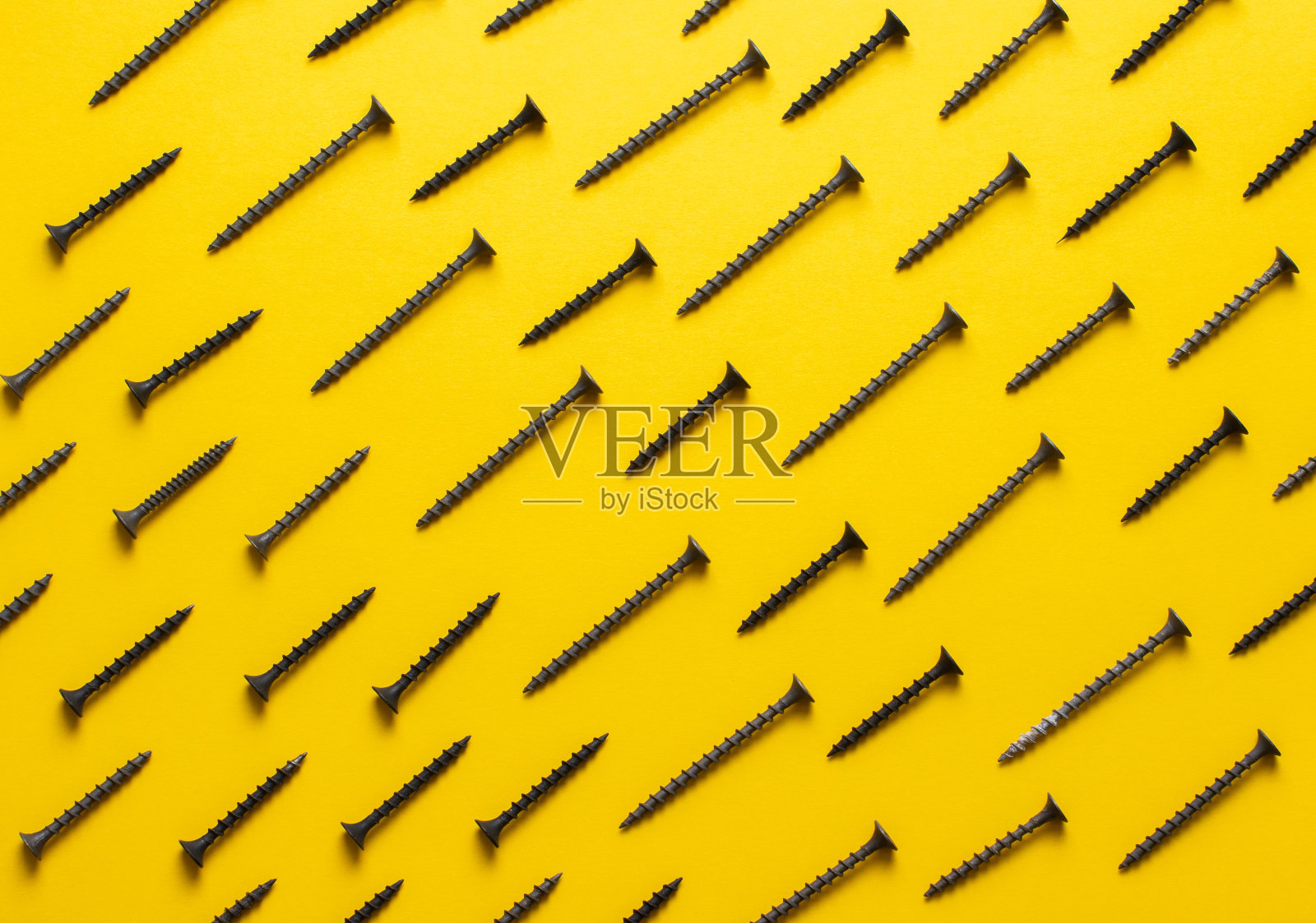 彩色螺杆图案俯视图上的黄色背景照片摄影图片