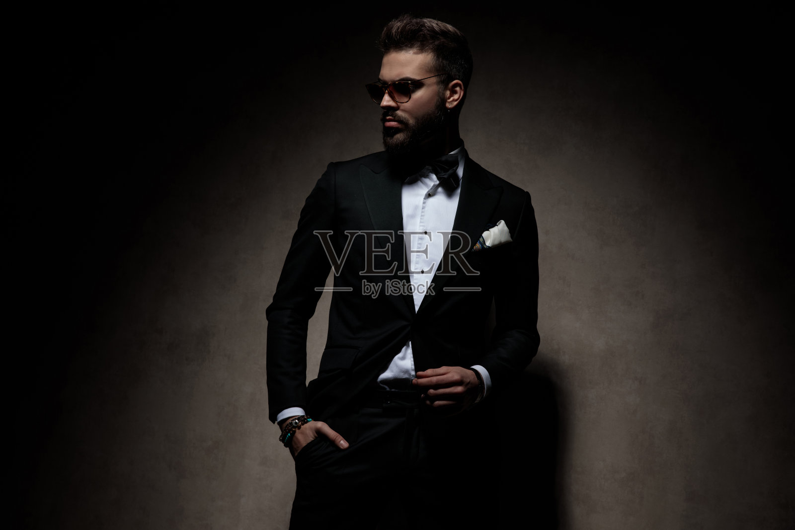 商人站着，摆着一副很酷的姿势照片摄影图片