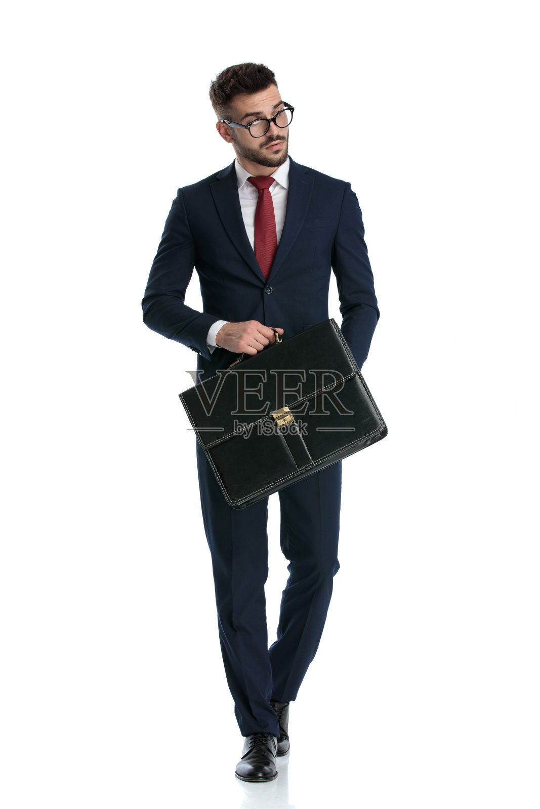 商人拿着公文包走着，看起来很酷照片摄影图片