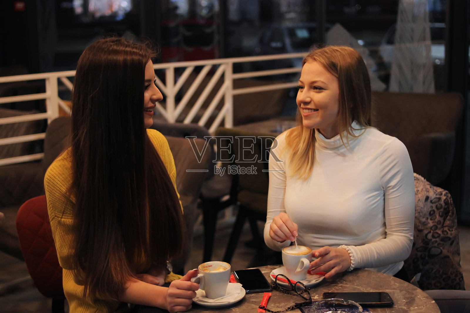 两个年轻的女人在喝咖啡照片摄影图片